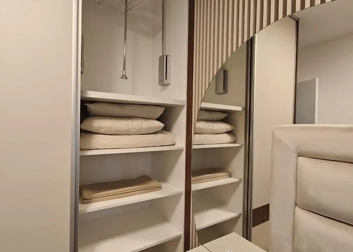 Lux Airport 아파트